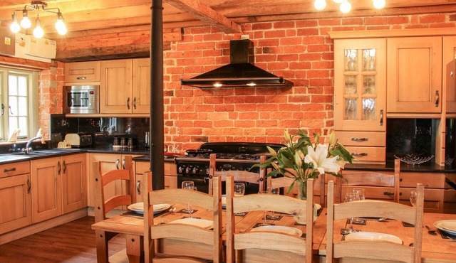 GARDEN COTTAGE, pet friendly, character holiday cottage in Kerry