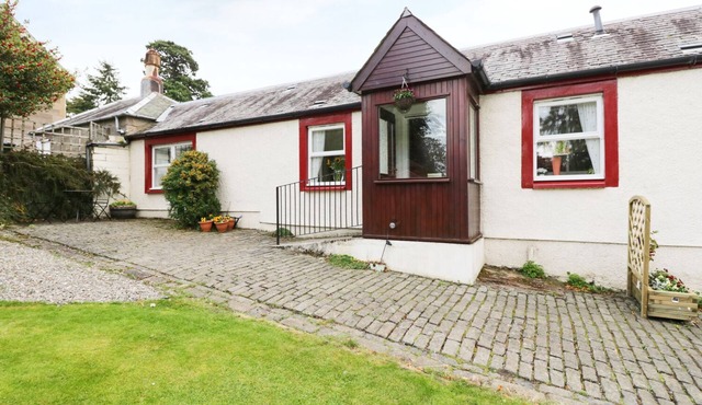 GARDEN COTTAGE, pet friendly, with a garden in Perth