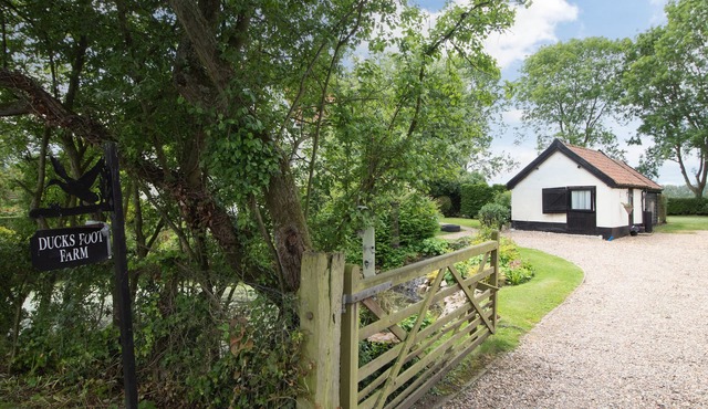 GARDEN COTTAGE, pet friendly, with a garden in Pulham Market
