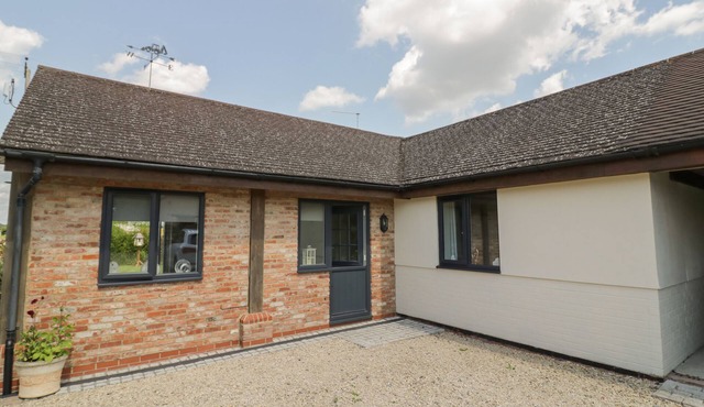 GARDEN COTTAGE, romantic, with a garden in Upton Upon Severn