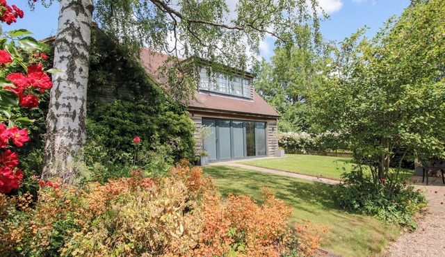 GARDEN COTTAGE, romantic, with a garden in Ledbury