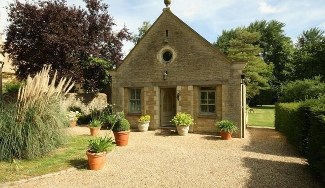 GARDEN COTTAGE, romantic, character holiday cottage in Black Bourton