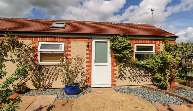 GARDEN COTTAGE, romantic, with a garden in Ilkley