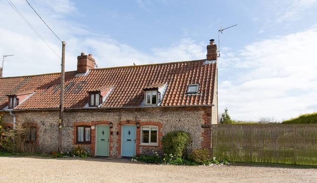 Garden Cottage - sleeps 2 guests in 1 bedroom