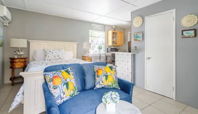 Garden cottage in a heart of West Palm Beach