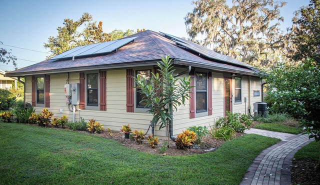 Garden Cottage Within Walking Distance to Downtown Brooksville
