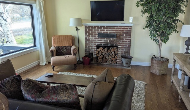 Garden Creek Retreat - Remodeled Home with Luxury Furnishings