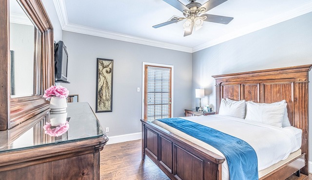 Garden District 2BR Townhouse w/Gated Parking