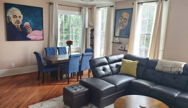 Garden District apartment 1/2 block from parade route/historic St Charles Ave