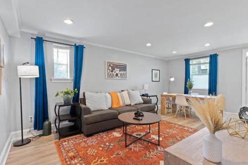 Garden District condo w balcony & gated parking