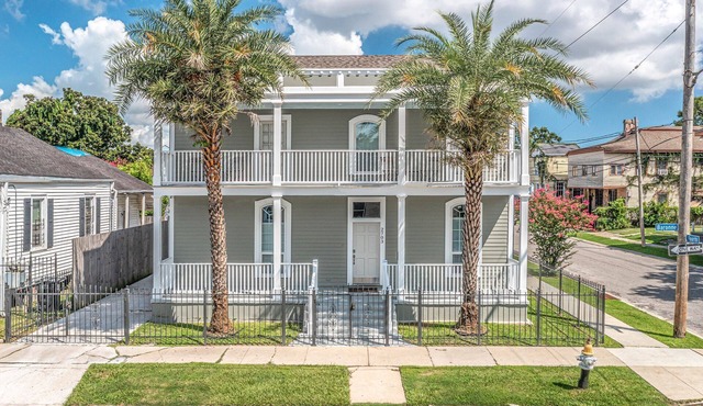 Garden District Upscale Home w/Gated Off-Street Parking & Streetcar Access