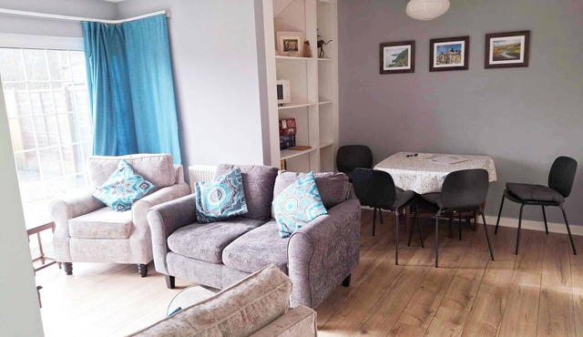 Garden flat, dog friendly, sleeps 3/4, enclosed garden, parking, level access