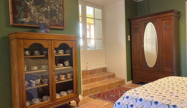 Garden flat in Historic centre of French hill town with off street parking