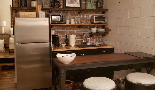 Garden flat. Perfect for a couple. 6 mi to downtown and Biltmore Village