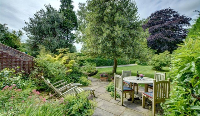 Garden Flat - Two Bedroom House, Sleeps 3