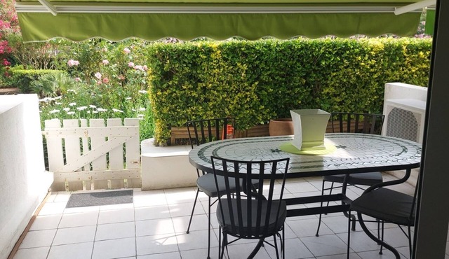 Garden-floor apartment with terrace and pool access. 10 min from the beach