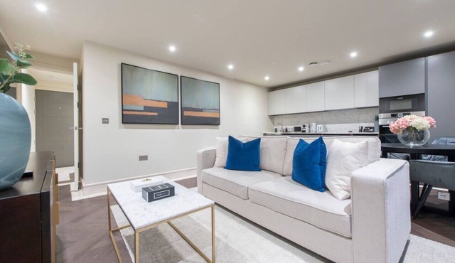 Garden Haven: Luxe 1BR 1BA Chigwell Retreat