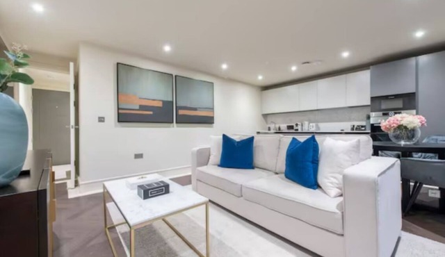 Garden Haven: Luxe 1BR 1BA Chigwell Retreat