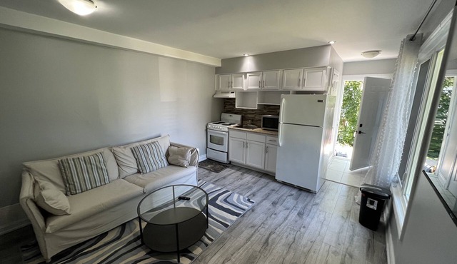 Garden Hideaway - Private apartment close to Transit and Humber College