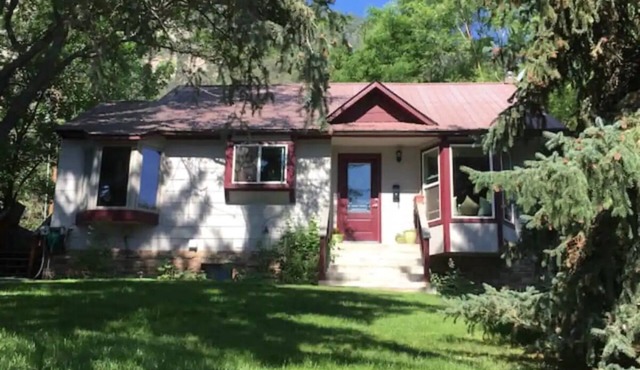 Garden Home, private and spacious with hot tub, only 5 minutes to city center