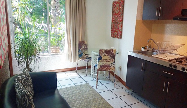 GARDEN HOUSE 1 BDR/DOUBLE BED/FULL BATHROOM/KITCHEN/LIVING & DINING ROOM