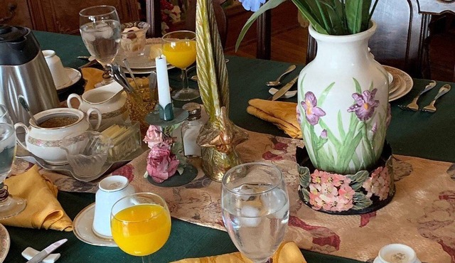 Garden House Bed and Breakfast.Cozy 1895 Queen Anne Victorian,