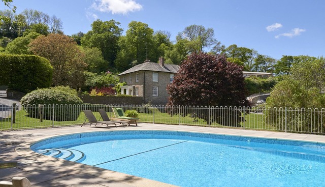 GARDEN HOUSE, family friendly, with pool in Cornworthy