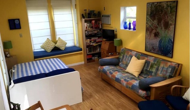 Garden House - jacuzzi, skylights, window seat, near restaurants & culture