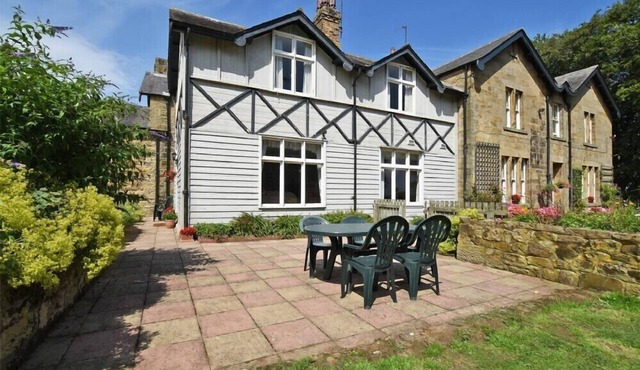 GARDEN HOUSE, pet friendly, with a garden in Alnmouth