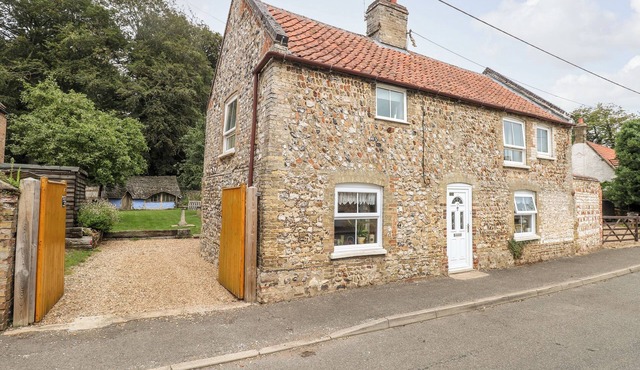 GARDEN HOUSE, pet friendly, character holiday cottage in Northwold