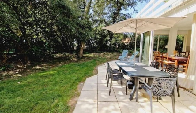 Garden level, private plot 400 m² in the heart of the woods, 1 mn walk from the sea