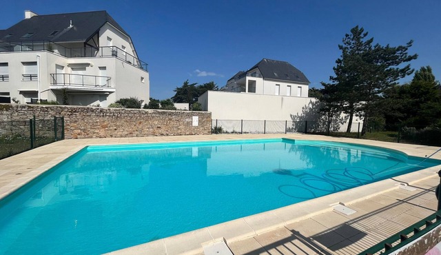 Garden level 2-room with pool near station