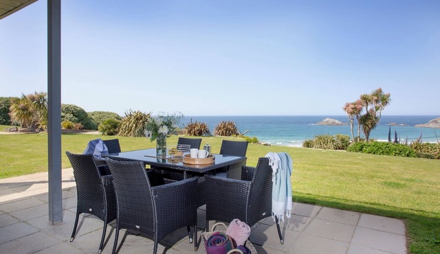 Garden Level Apartment with three bedrooms and Stunning Sea Views
