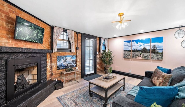 Garden Level Apt in Heart of Den