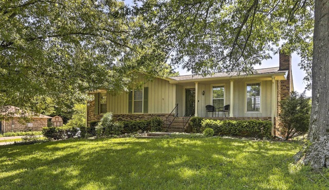 Garden-Level Hendersonville Apt: 20 Mi to Broadway