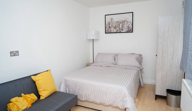 Garden-Level Retreat – 30 Min to LHR & 5 min Tube