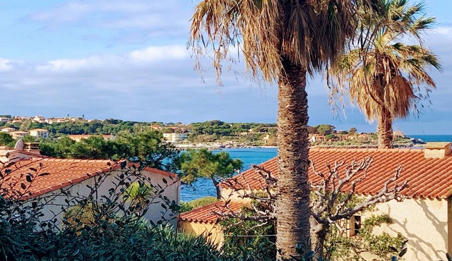 Garden level, sea view, 1-minute walk from a peaceful cove