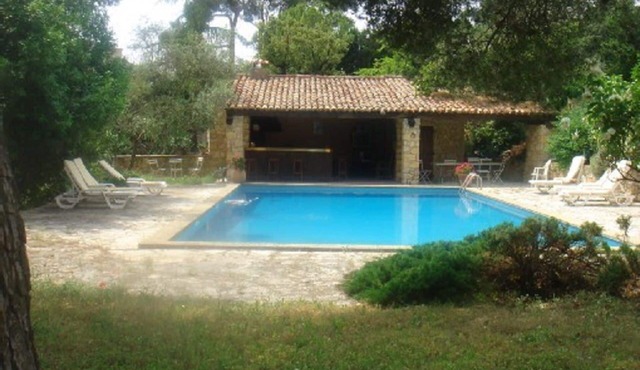 Garden level with swimming pool, refined amenities in the heart of the countryside