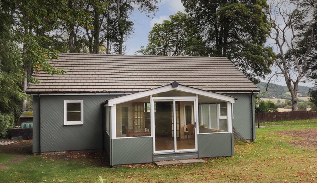 GARDEN LODGE, family friendly, with a garden in Marybank