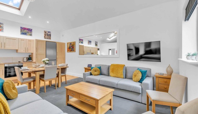 Garden Lodge With Parking | By My Getaways