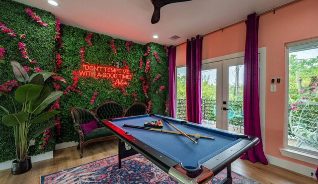 Garden of Eden! 4 Bedroom House in Downtown 12 Beds HotTub PoolTable
