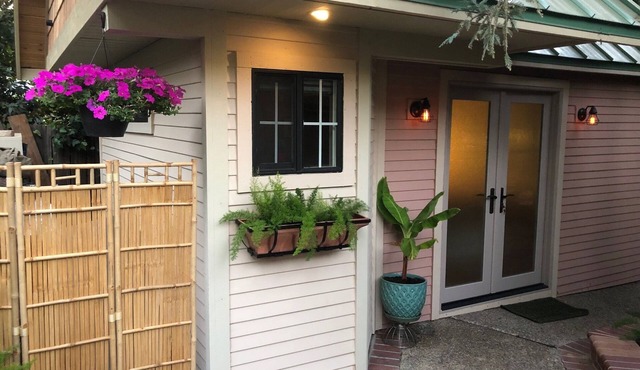 Garden Retreat! Central Davis