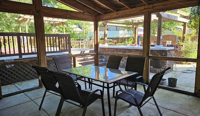Garden Retreat close to Jordan Lake-Screened porch-fenced backyard-large deck