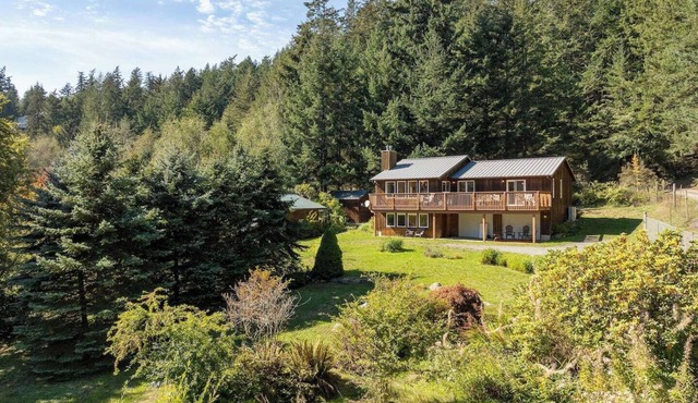Garden Retreat is a Spacious, Gated home close to Moran State Park, Doe Bay and Obstruction Pass State Park. Surrounded by mature Gardens, this Island Home has Three Bedrooms Ensuite, Well-Equipped Kitchen, Yard Games, Family Room and Fast WIFI.