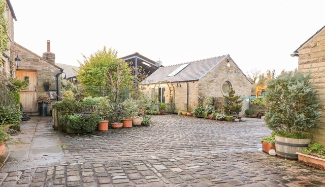 GARDEN ROOM, pet friendly, with a garden in Chapel-En-Le-Frith