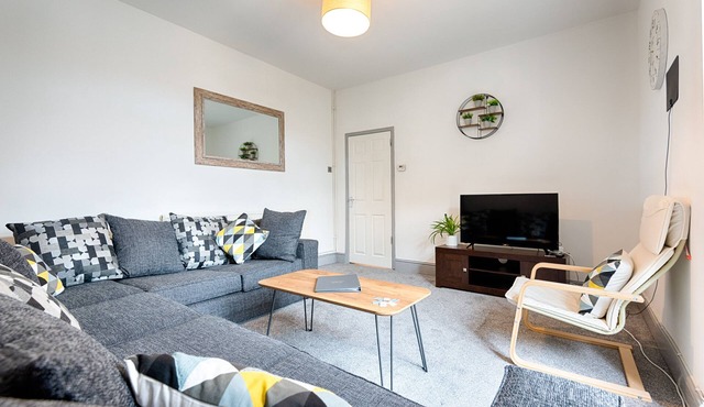 Garden, Spacious, Parking, TV in All Rooms!