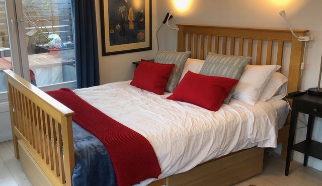 Garden Studio - Top Location, 1 min walk to train, shops, cafes & bars. n