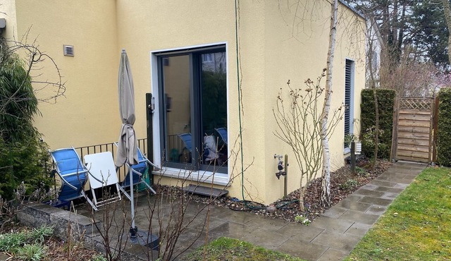 Garden studio with free parking in quiet residential area.