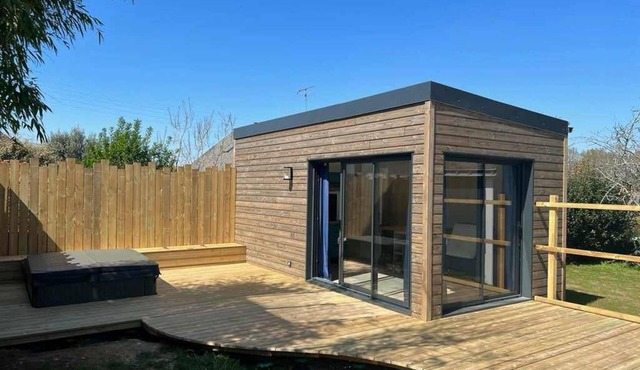 Garden studio with private Jacuzzi all year round!