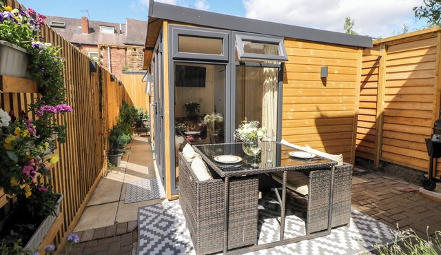 GARDEN SUITE, pet friendly, with a garden in Dronfield